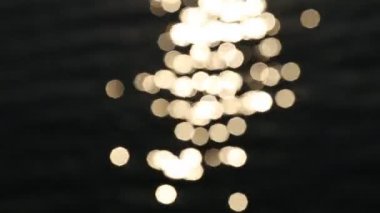 Su üzerinde yansıyan güneş ışığı