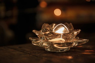 Cam bardak içinde ışık mumlar