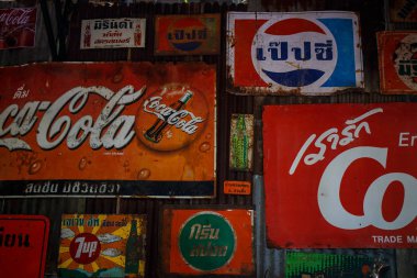 Ratchaburi, Tayland - 4 Aralık: Pas eski duvar vintage logo