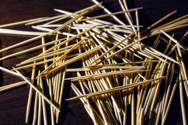  Tablo doku üzerinde ahşap kürdan