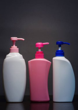  gri arka plan üzerinde izole şampuan şişesi