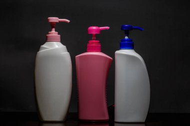  siyah arka plan üzerine izole şampuan şişesi