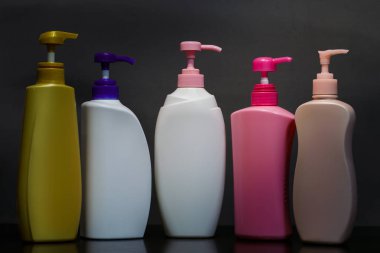  gri arka plan üzerinde izole şampuan şişesi