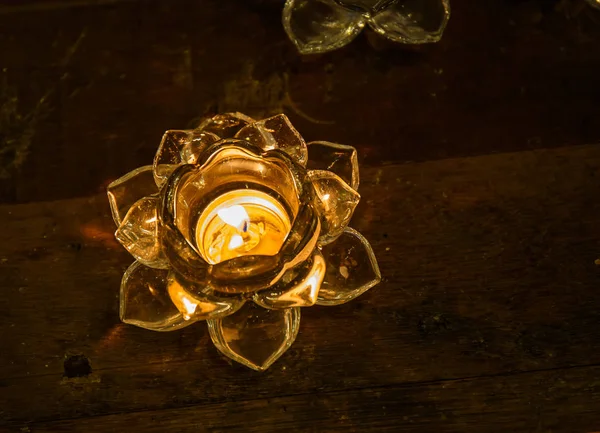 Зажечь свечи в стеклянных чашках — стоковое фото
