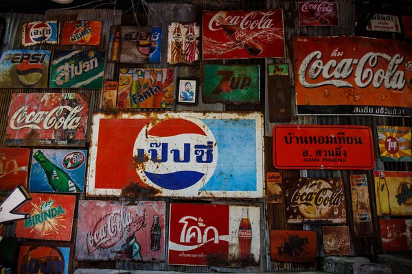 Ратчабад, Таиланд - 4 декабря: Ржавые старые стены винтажный логотип — стоковое фото