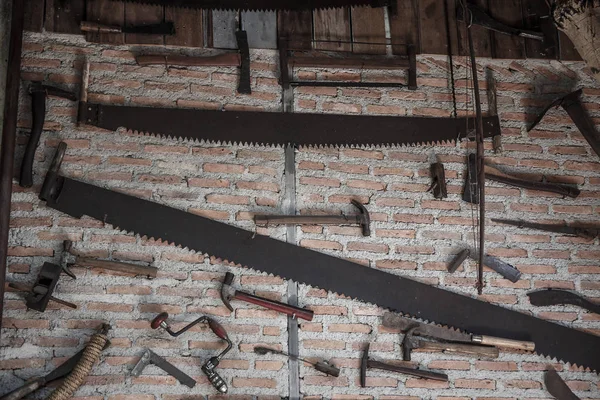 Старі сільськогосподарські інструменти на стіні — стокове фото