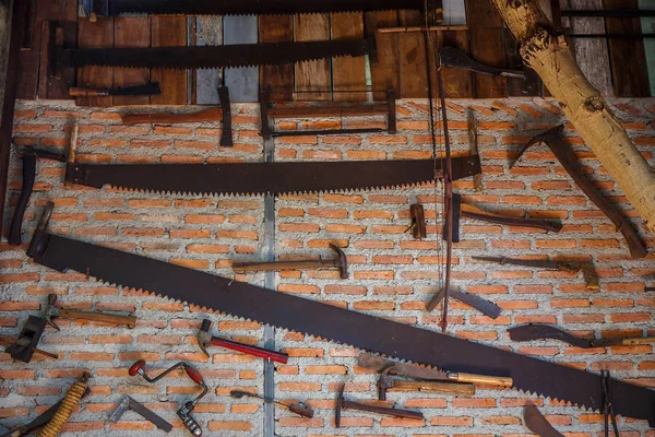 Старые фермерские инструменты на стене — стоковое фото