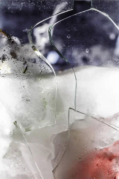 Rozbité sklo, způsobené studenou vodou. — Stock fotografie