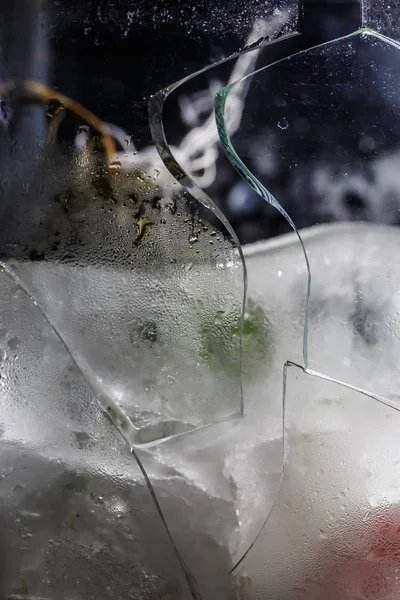 Gebroken glas veroorzaakt door het koude water. — Stockfoto