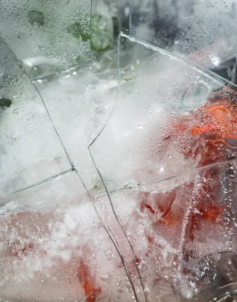 冷たい水によるガラスの破片. — ストック写真