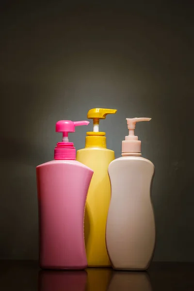 Butelkę szamponu na białym tle na szarym tle — Zdjęcie stockowe