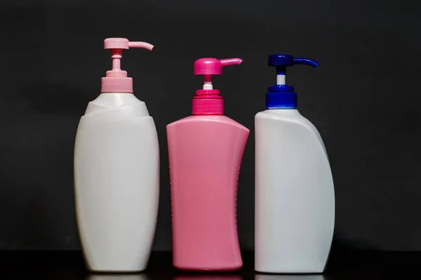 Butelkę szamponu na białym na czarnym tle — Zdjęcie stockowe