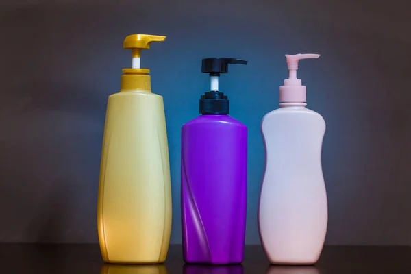 Butelkę szamponu na białym tle na szarym tle — Zdjęcie stockowe