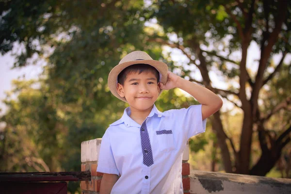 Asiático chico sonriendo en un jardín . — Foto de Stock