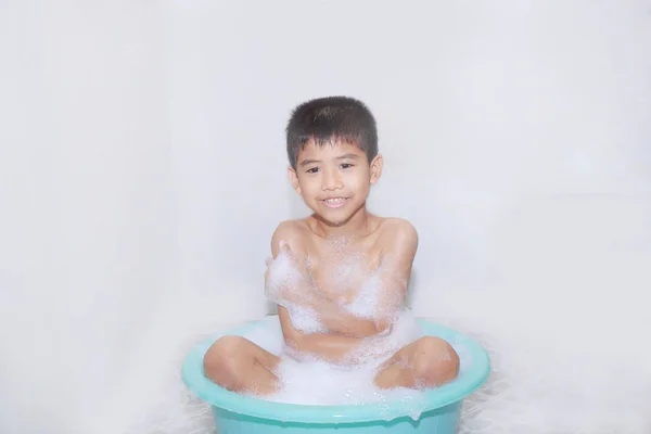 亚洲男孩在浴室里洗个澡. — 图库照片