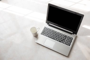 Bilgisayar (Laptop) ve beyaz arka plan üzerinde kahve fincanı