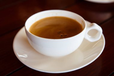 Kahve fincanı masada.