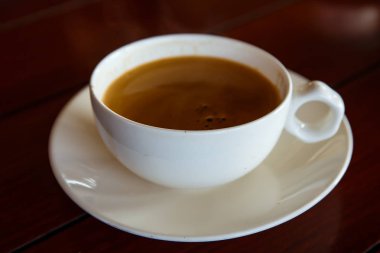 Kahve fincanı masada.