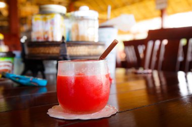 su kavun yüzlü masada