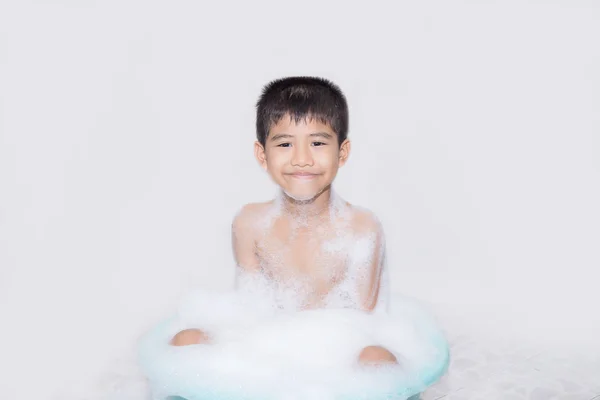 Chłopiec azjatyckich biorąc kąpiel w łazience. — Zdjęcie stockowe
