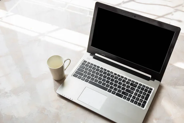 Ordenador portátil y taza de café sobre fondo blanco —  Fotos de Stock