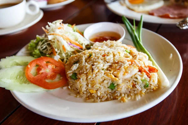 Shrimp fried rice on table — Stock Photo, Image