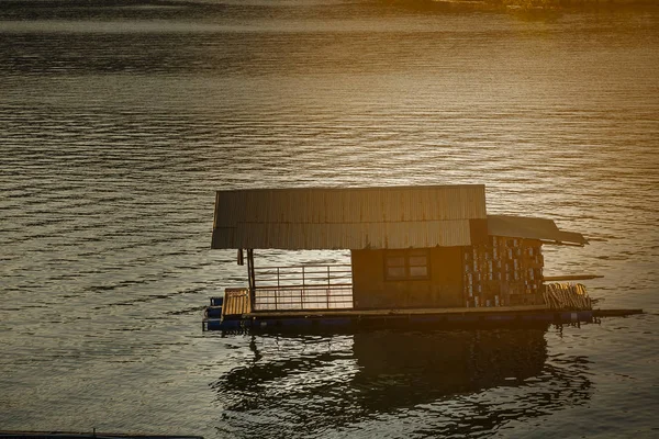 Houseboat serata in fiume — Foto Stock