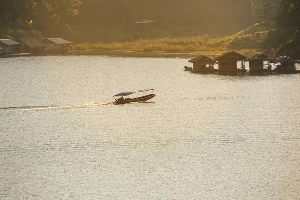 Lång svans båt i floden, Thailand — Stockfoto