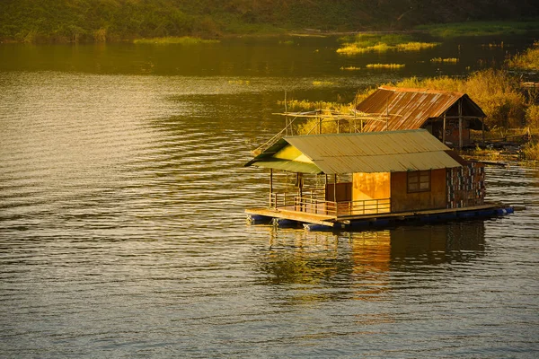 Hausbootabend im Fluss — Stockfoto