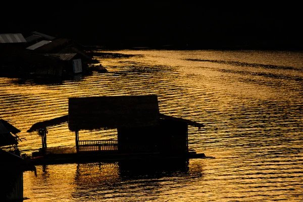 Hausbootabend im Fluss — Stockfoto