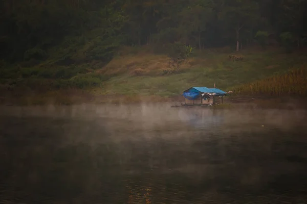 Hausbootabend im Fluss — Stockfoto