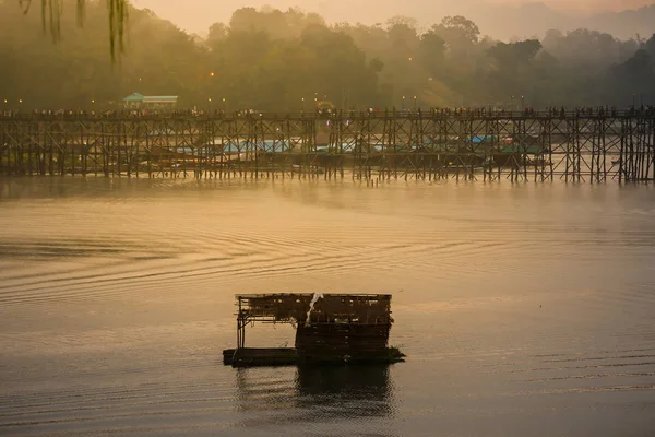 Mon Bridge is the longest wooden bridge in Thailand. — Stock Photo, Image