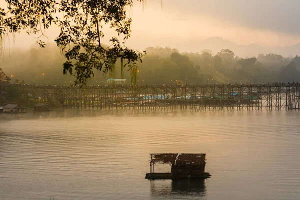 Mon Bridge is the longest wooden bridge in Thailand. — Stock Photo, Image