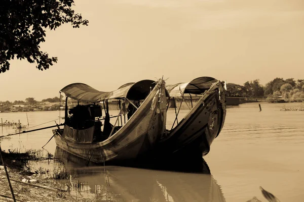 Longtail-båt i floden i Thailand — Stockfoto