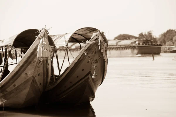 Longtail-båt i floden i Thailand — Stockfoto