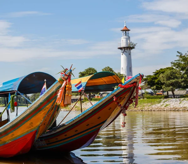 Longtail-båt i floden i Thailand — Stockfoto