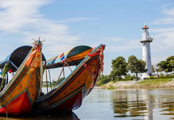 Longtail-båt i floden i Thailand — Stockfoto