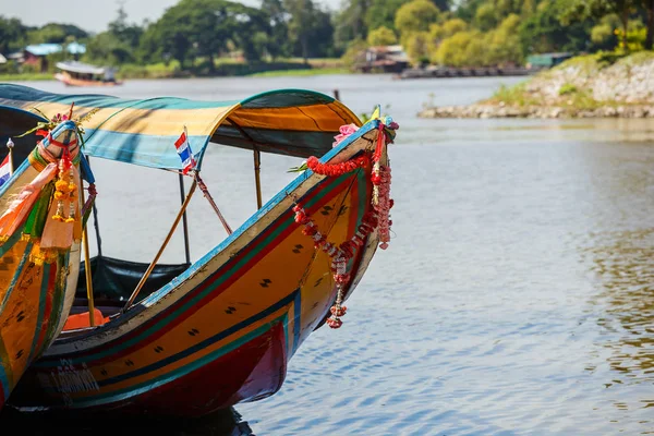 Longtail-båt i floden i Thailand — Stockfoto