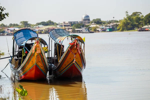 Longtail-båt i floden i Thailand — Stockfoto