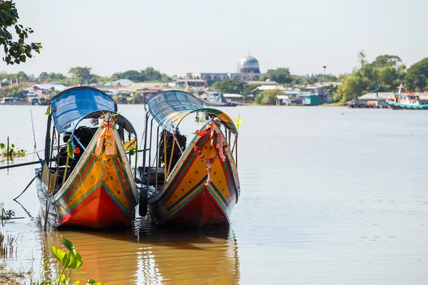 Longtail-båt i floden i Thailand — Stockfoto