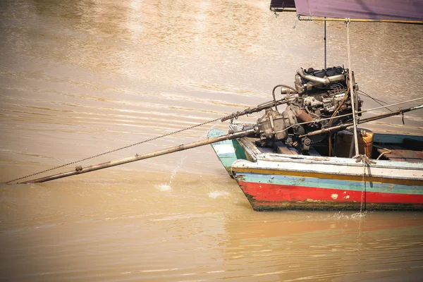 Thai barco de cola larga con motor . — Foto de Stock