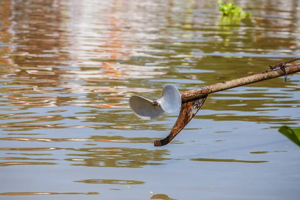 Thailändska long tail-båt med motor. — Stockfoto