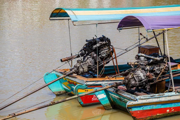 Thailändska long tail-båt med motor. — Stockfoto
