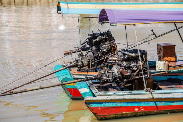 Thai barco de cola larga con motor . — Foto de Stock