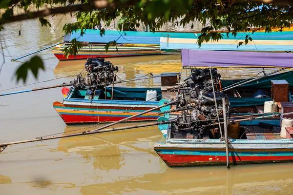 Thailändska long tail-båt med motor. — Stockfoto