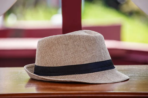 Красивая соломенная шляпа на фоне стола — стоковое фото