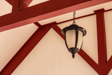 Tavanda antika lambalar