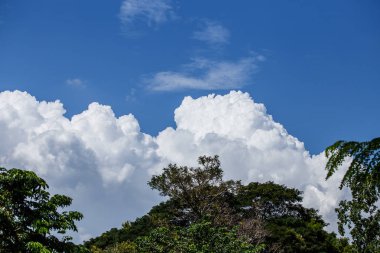 Mavi gökyüzündeki bulutlar