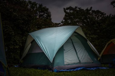 Bahçede Kamp Çadırları.