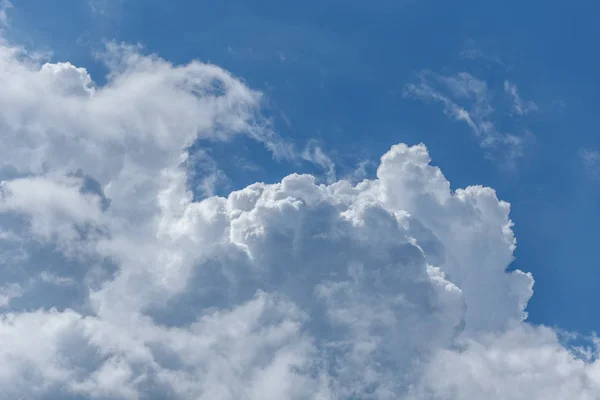 Wolken in de blauwe lucht — Stockfoto